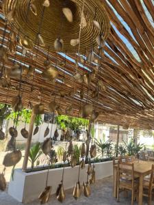 帕杰Villa Upendo Paje的客房设有桌子和木制天花板。