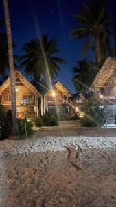 帕杰Drifters Zanzibar的一群晚上在海滩上的房子