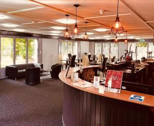 考文垂ibis Coventry South的大型办公室,设有配备桌椅的酒吧