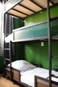 阿姆斯特丹阿姆斯特丹奥菲欧旅馆的一间卧室设有两张双层床和绿色的墙壁