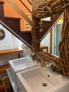 PaulTienne Del Mar的一间带水槽和镜子的浴室