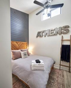 阿森斯UGA Penthouse Downtown Athens Walk To Stadium的一间卧室配有一张带吊扇的床