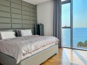 迪拜Fabulous full sea view 3br bluewaters Island的一间卧室设有一张大床,享有海景