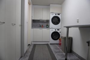 罗瓦涅米Your home away from home!的厨房配有洗衣机、洗衣机和烘干机。