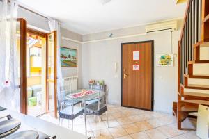 阿罗纳Ca di PA' Apartment的小房间设有桌子和门