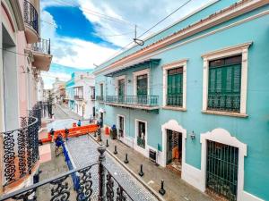 圣胡安65 Fortaleza 1 - N Colonial Apt W/ Balconies & Views的从大楼的阳台上可欣赏到街道景色