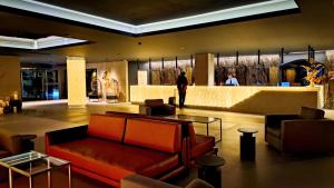 凡道Alambique - Hotel Resort & Spa的大厅,配有沙发,大楼内设有一间酒吧