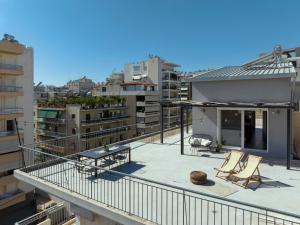 雅典One Shade of Grey Loft with Private Terrace的大楼内的阳台配有桌椅