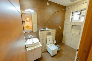 Fort KochiSeaCoast Inn FortKochi的一间带卫生间和水槽的浴室