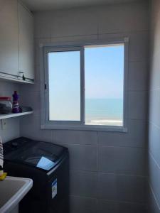 伊塔尼亚恩Apto. a 40m da praia - Itanhaém.的浴室设有窗户,里面装有垃圾桶