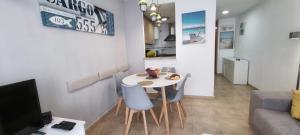 甘迪亚La Pausa的用餐室以及带桌椅的起居室。