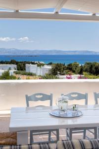 德里奥斯Azure Villa Paros的白色的桌椅,享有海景