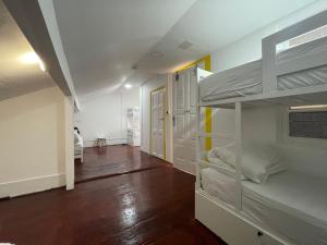 波尔图Owls Hostel的带两张双层床的客房和走廊