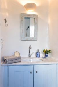 德里奥斯Azure Villa Paros的一间带水槽和镜子的浴室