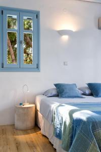 德里奥斯Azure Villa Paros的白色客房的两张床,设有窗户
