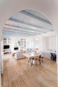 德里奥斯Azure Villa Paros的白色的客厅配有桌椅