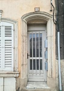 蓬塔穆松st Laurent cocon的建筑物的门,上面有标志