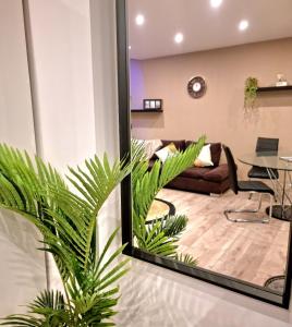 蓬塔穆松st Laurent cocon的带沙发和棕榈植物的客厅