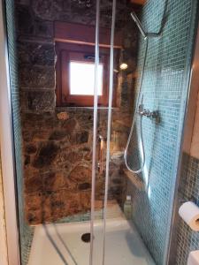 莫略La Cabanya de Can Menut的一个带玻璃淋浴间的浴室,位于后门