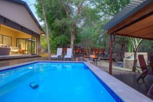 玛洛斯帕克ThornForest Luxury Bush Lodge的一座房子后院的游泳池