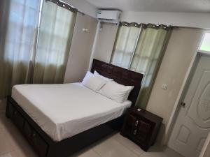 罗索vacation home的卧室内的一张带白色床单和枕头的床