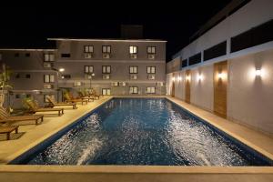 伊瓜苏Safa Hotel Foz的夜间酒店游泳池