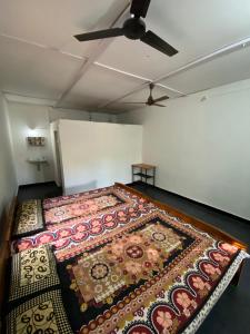 达博利Aviraj Nivas的一间铺有地毯的带床的客房