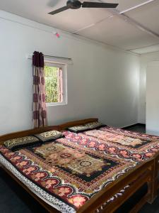 达博利Aviraj Nivas的一间卧室配有一张铺着地毯的床
