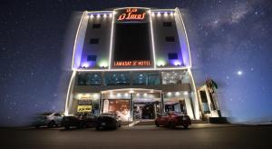 奈季兰فندق لمسات نجران的一座建筑,晚上停在前面