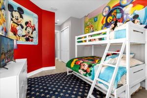 奥兰多Magical Vacation Home 3 min from Disney的一间卧室设有两张双层床和红色的墙壁