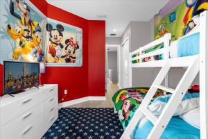 奥兰多Magical Vacation Home 3 min from Disney的卧室设有红色墙壁和一张双层床。