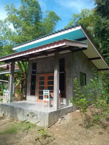 库德岛Chom Suan Farmstay的前面有椅子的小房子
