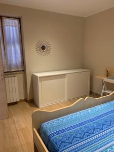 菲乌米奇诺La Casetta sul mare - Alloggio turistico的一间卧室配有一张带蓝色毯子的床