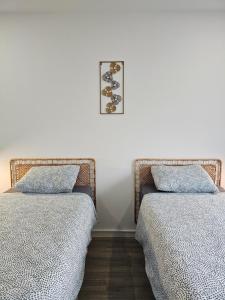 CourcellesAppart'Hôtel Trazegnies的卧室内两张并排的床