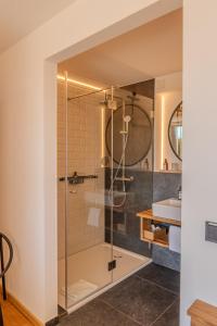 帕尔斯贝格Aparthotel Parsberg GreenDesign的带淋浴和盥洗盆的浴室