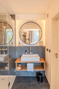 帕尔斯贝格Aparthotel Parsberg GreenDesign的一间带水槽和镜子的浴室