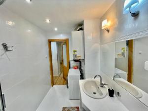 皮耶什佳尼Apartment City Park, 24H Checkin & City Centre w Free Parking的白色的浴室设有水槽和镜子