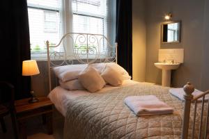 阿尔弗斯顿Kings Arms Hotel的一间卧室配有一张带窗户和水槽的床