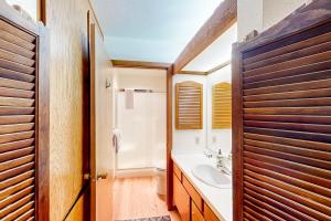 LakeshoreHuntington Lake Condo #38的一间带水槽和卫生间的浴室