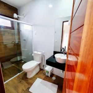 圣米格尔-杜斯米拉格里斯Pousada La Vita的浴室配有卫生间、盥洗盆和淋浴。