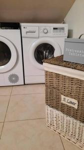 佩里格Mon appart Teranga的客房内的洗衣机和烘干机