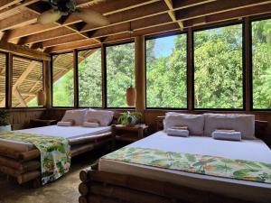 Nay Morena Villa的带大窗户的客房内的两张床