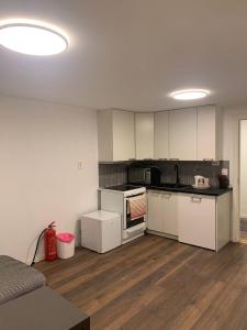 KloftaBeautiful 2 rooms apartment in kløfta的厨房配有白色橱柜和台面