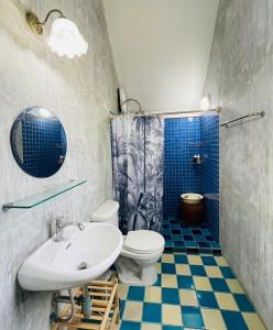 Klong ToiThe Backyard 28的一间带水槽、卫生间和淋浴的浴室