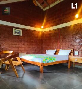 AjraChalobahills Farmstay Resort的一张大床,位于带两个长椅的房间