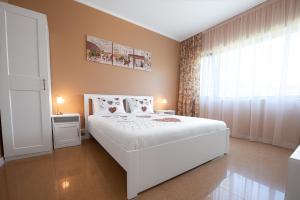 尼普顿Apartament Alexandru Neptun Private Suites的卧室配有白色的床和窗户。