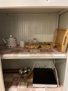 欧拉Five caravan的碗盘上的厨房架子