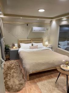 欧拉Five caravan的一间卧室设有一张大床和一个大窗户