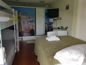 里约热内卢迈阿密旅馆的一间卧室设有两张双层床和一扇窗户。