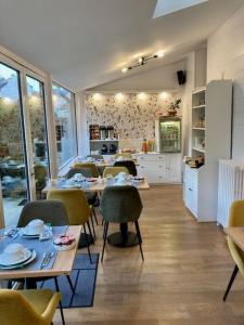 南特Hôtel Coeur De Loire的一间带桌椅的用餐室和一间厨房